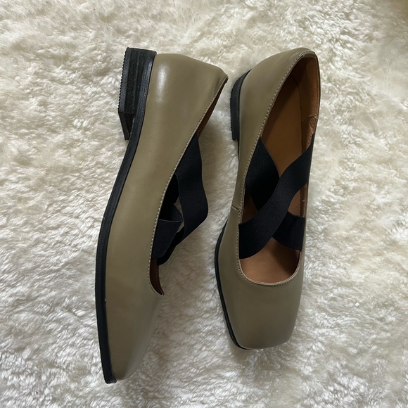 Elegant Black and Olive Women's Shoes - Picture 2 of 2